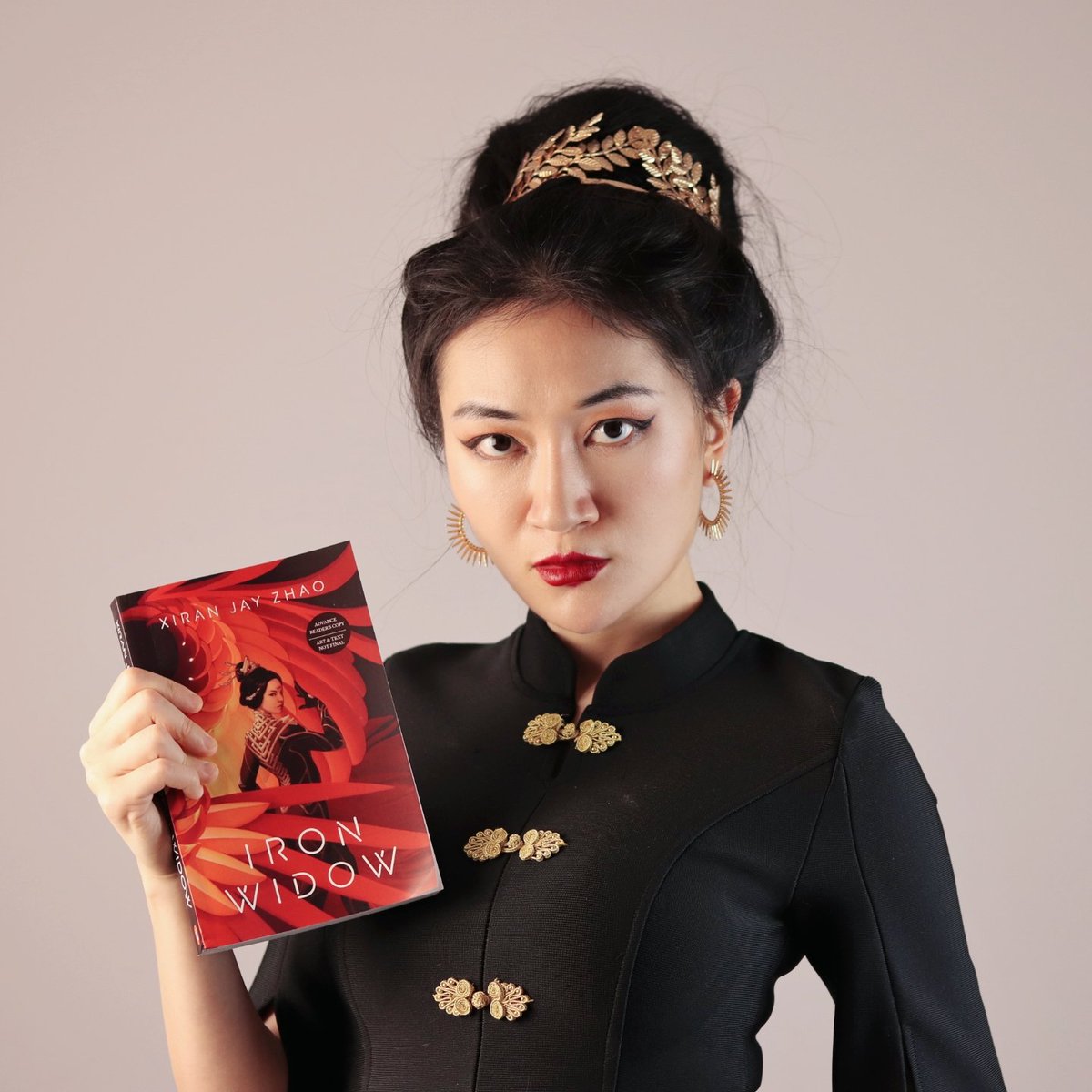 Железная вдова. Сиран Чжао. Xiran Jay Zhao. Iron Widow by xiran Jay Zhao. Железная вдова Автор Сиран Джей Чжао.